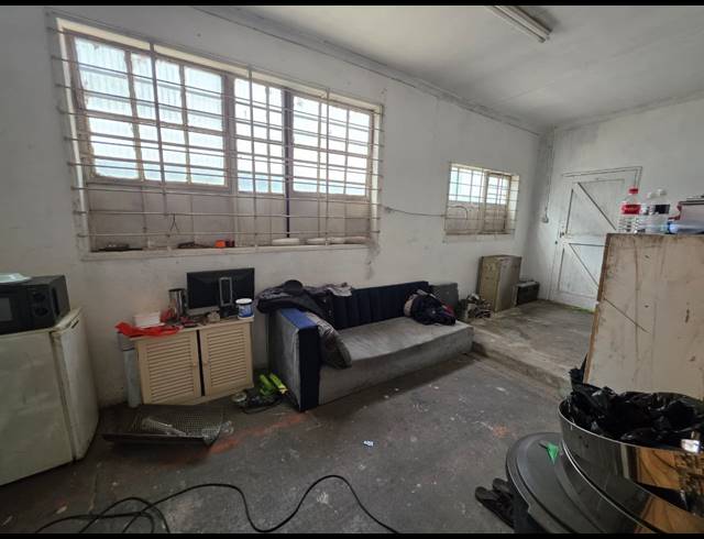 800M² WAREHOUSE TO LET IN INDUSTRIA WEST